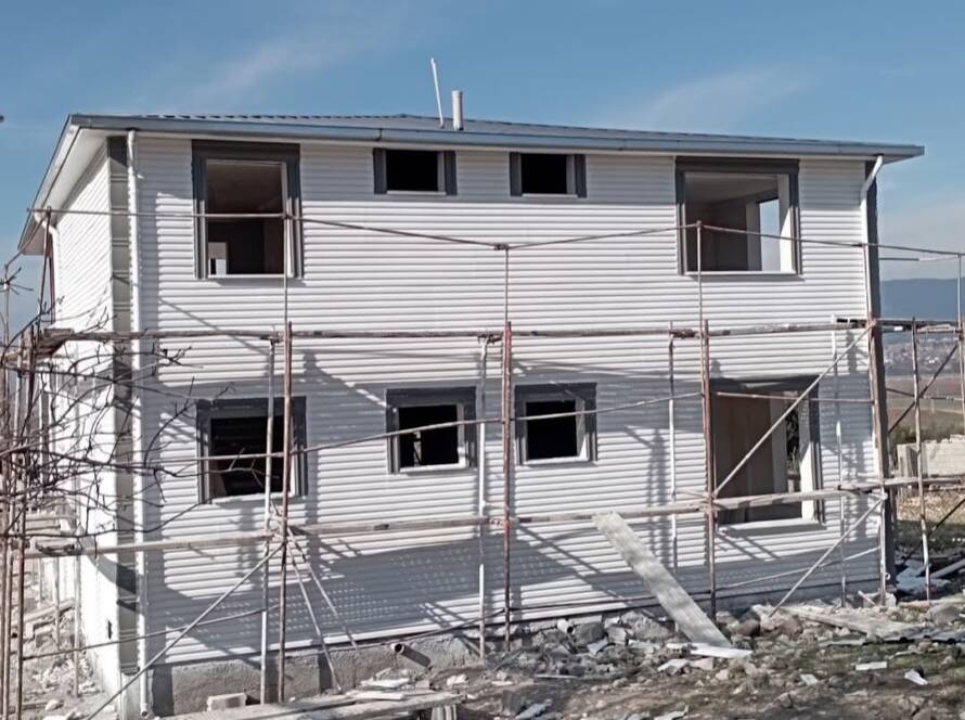 Dış cephede iskele ile sürdürülen inşaat çalışması